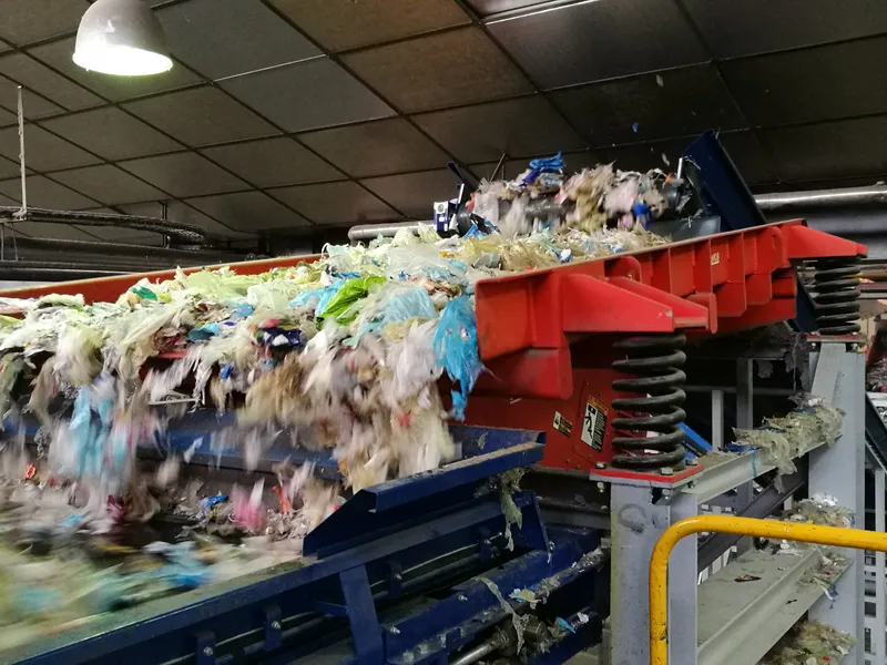 Criba vibrante de clasificación de materiales plásticos en la línea de entrada