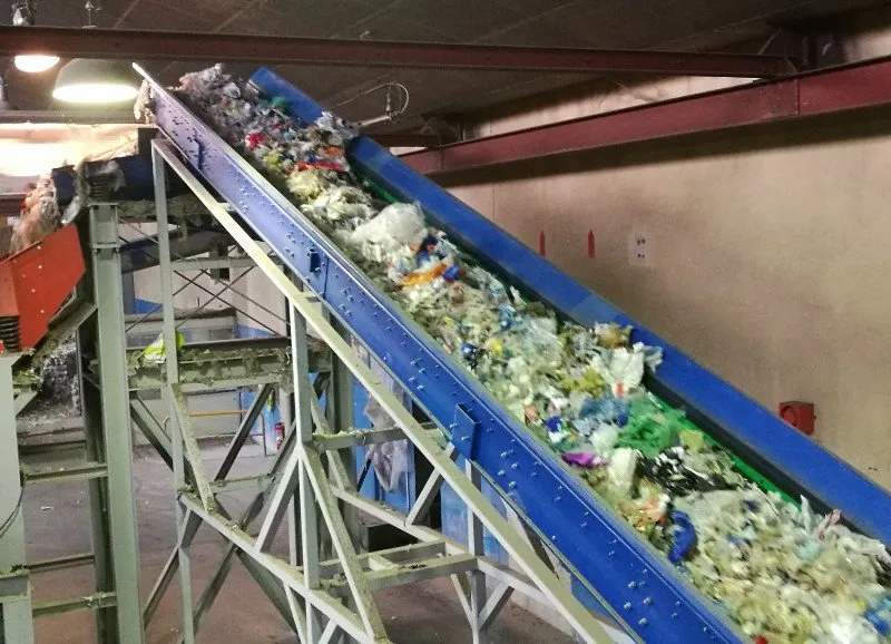 Cinta transportadora de clasificación y valorización de plásticos reciclados