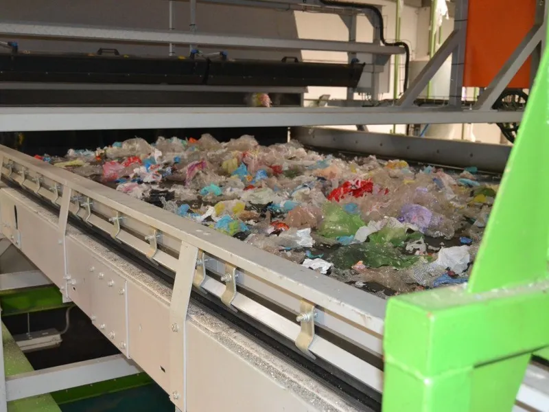 Cinta transportadora de clasificación de plásticos reciclados