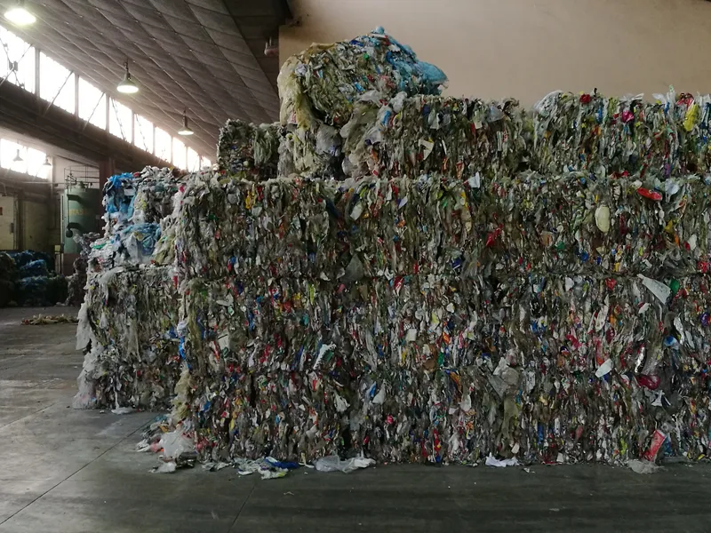 Almacén de pacas de film plástico destinadas al reciclaje